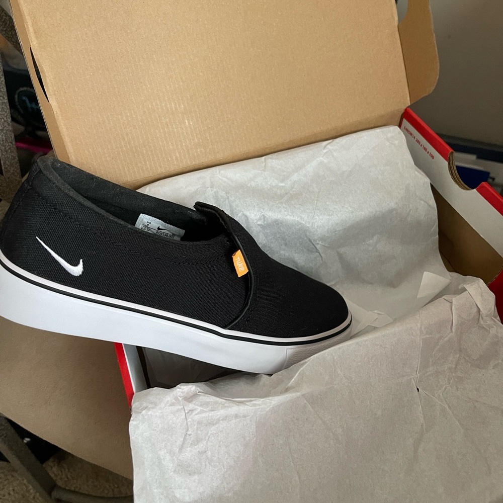 New! Wmns Nike Slip-ons
